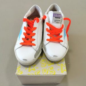 Golden Goose Sneakers e Trainers bianco e celeste, lacci orange fluo