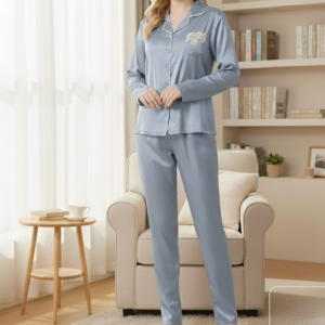 Pigiama donna serie Luxury in pregiato Raso – Eleganza e Comfort in colore azzurro polvere