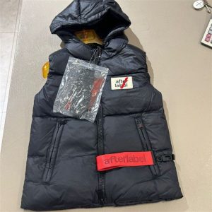 after label gilet nero con cappuccio