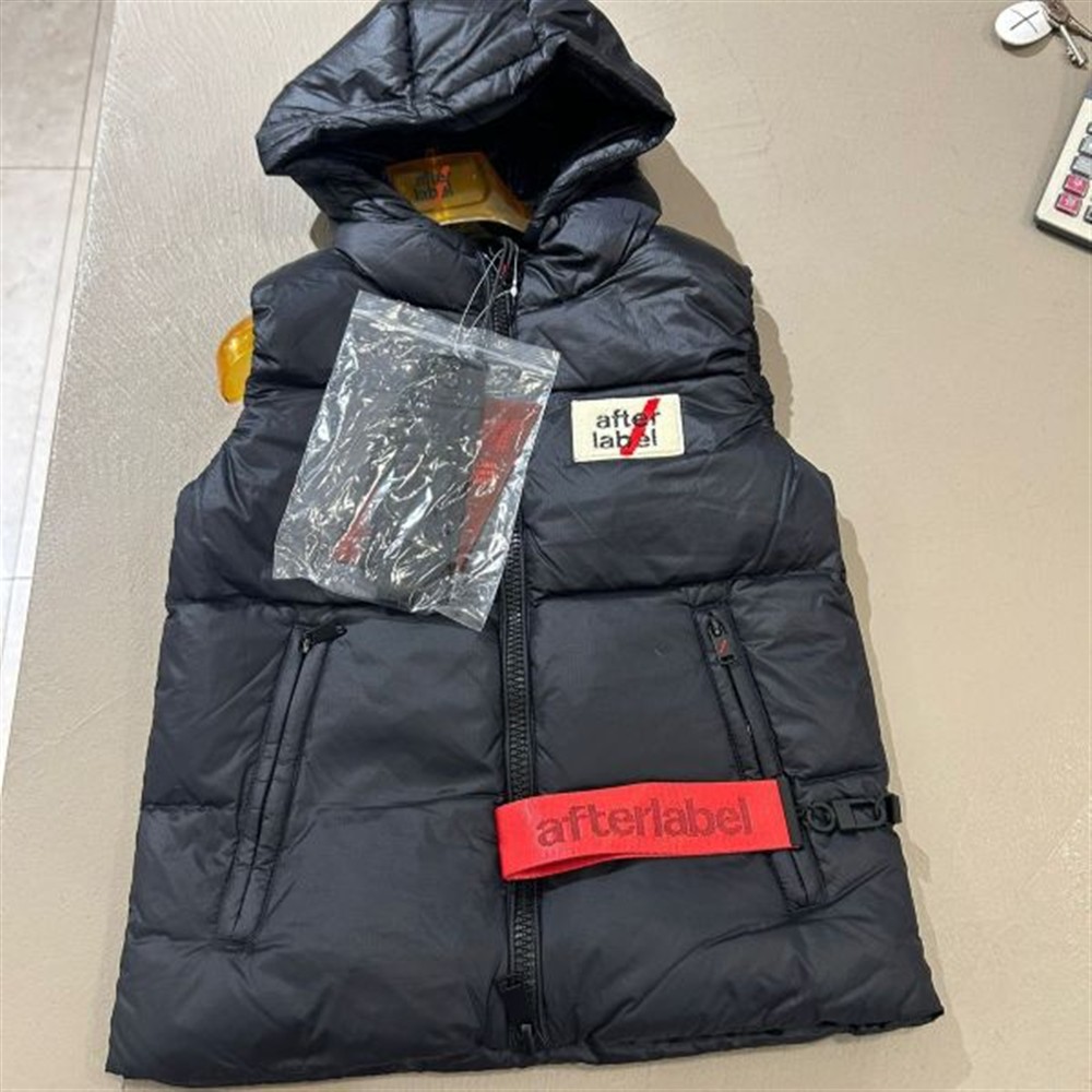 after label gilet nero con cappuccio