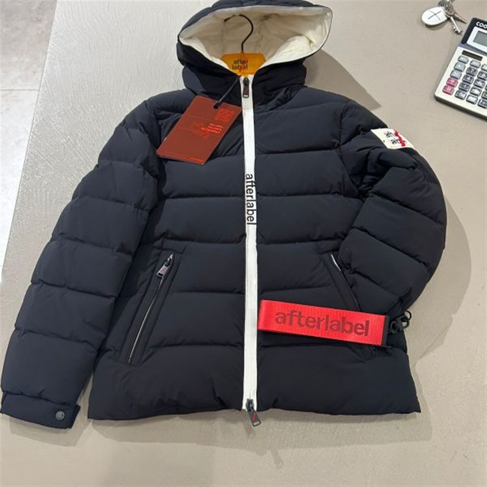 after label giubbotto nero con cerniera bianca