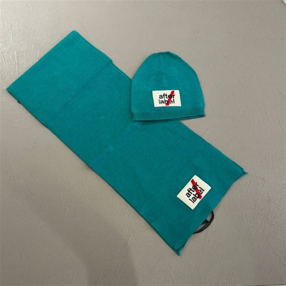 after label set cappello e sciarpa verde - immagine 2