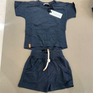 1 more in the family pantalone short + t-shirt