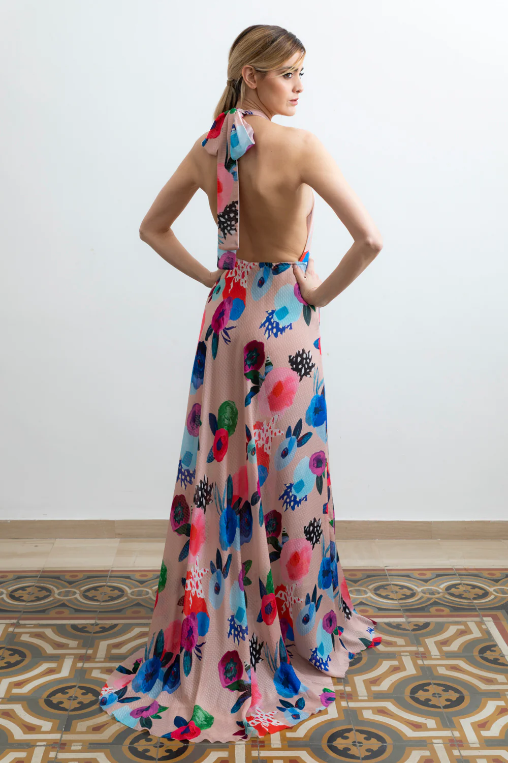 Abito Red Carpet Lungo con scollatura ad incrocio fantasia rosa - immagine 4