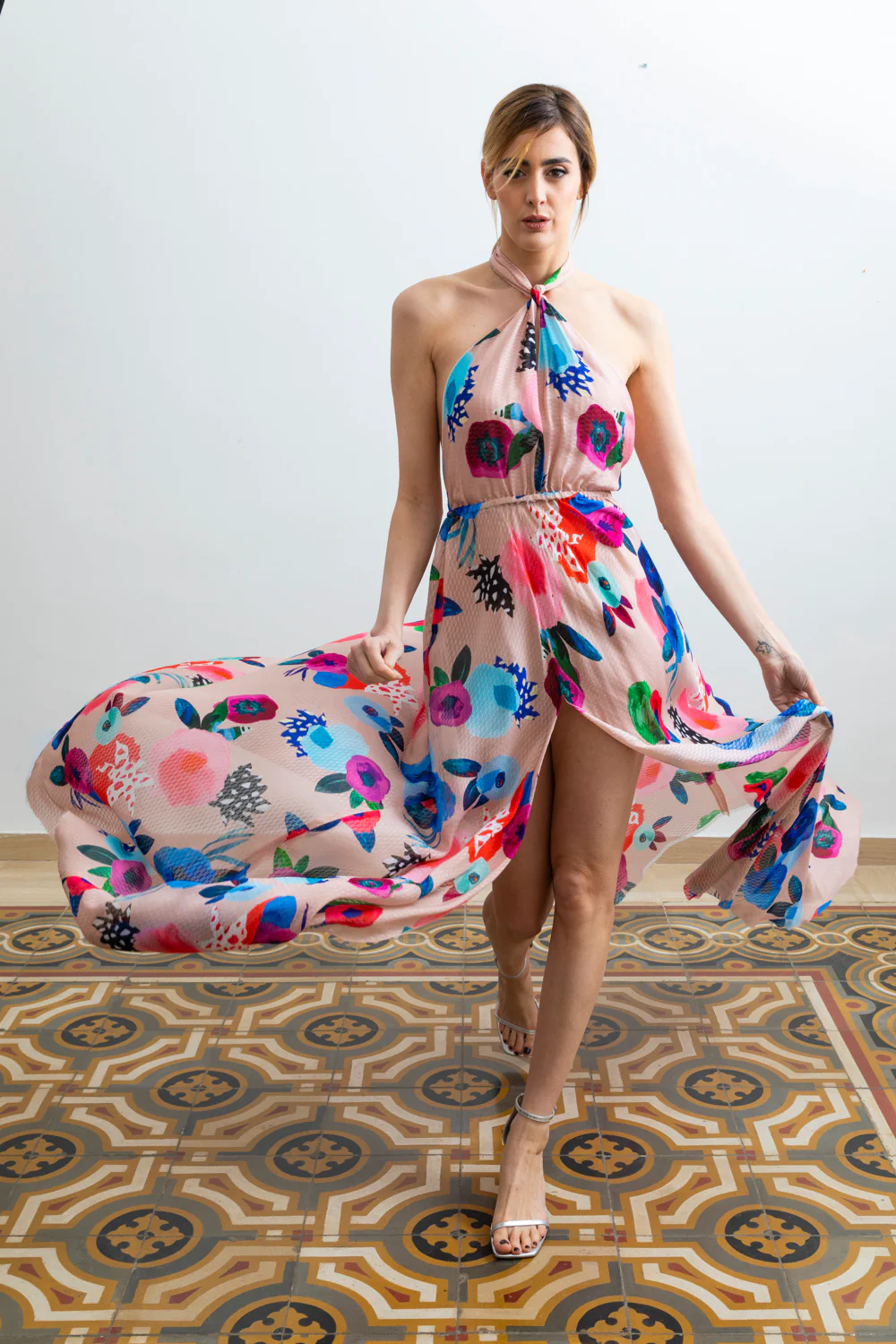 Abito Red Carpet Lungo con scollatura ad incrocio fantasia rosa - immagine 5