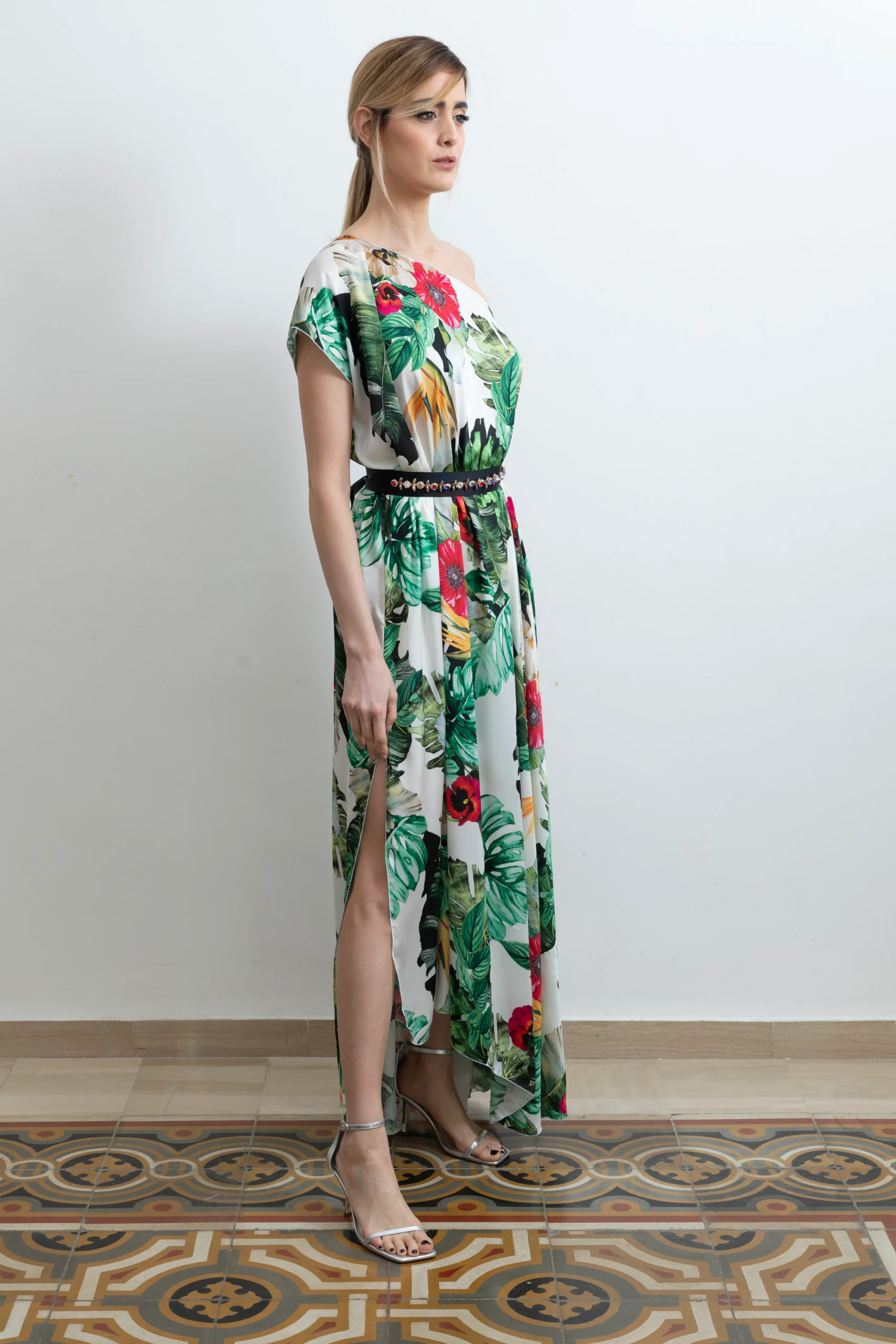 Abito Red Carpet Monospalla Lungo in satin con spacco laterale fantasia fiori tropicali - immagine 2