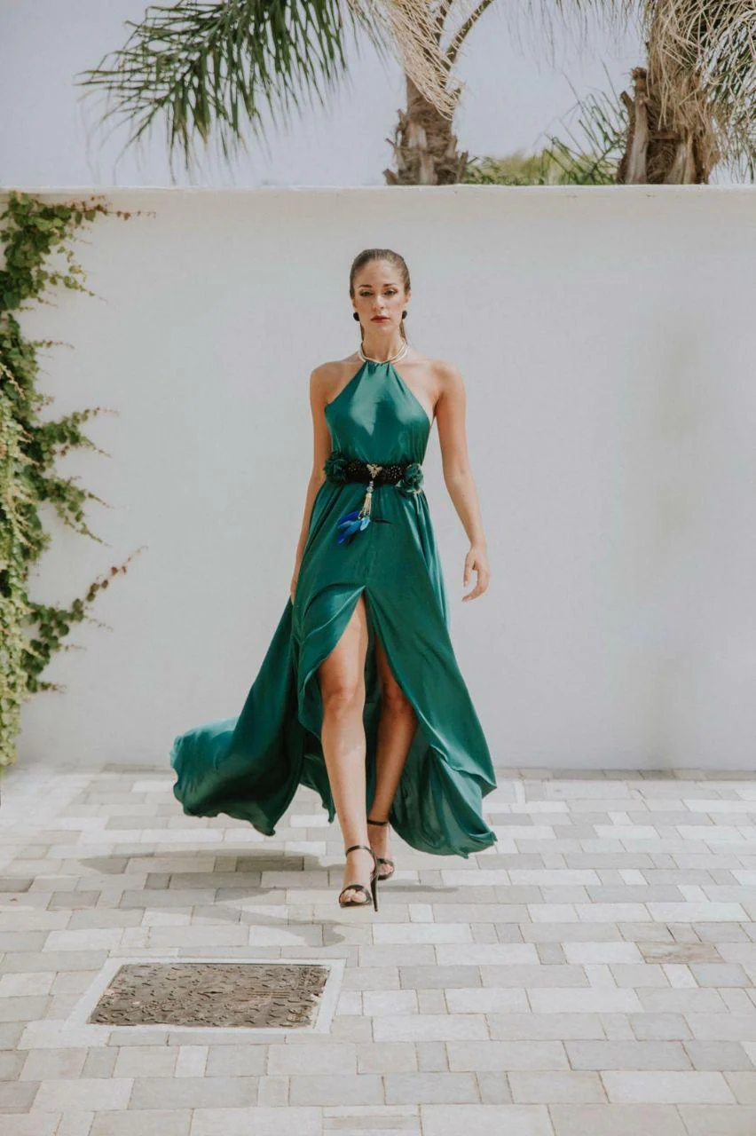04. Abito Red Carpet lungo in satin verde con scollo americano e spacco - PREORDINA - immagine 4