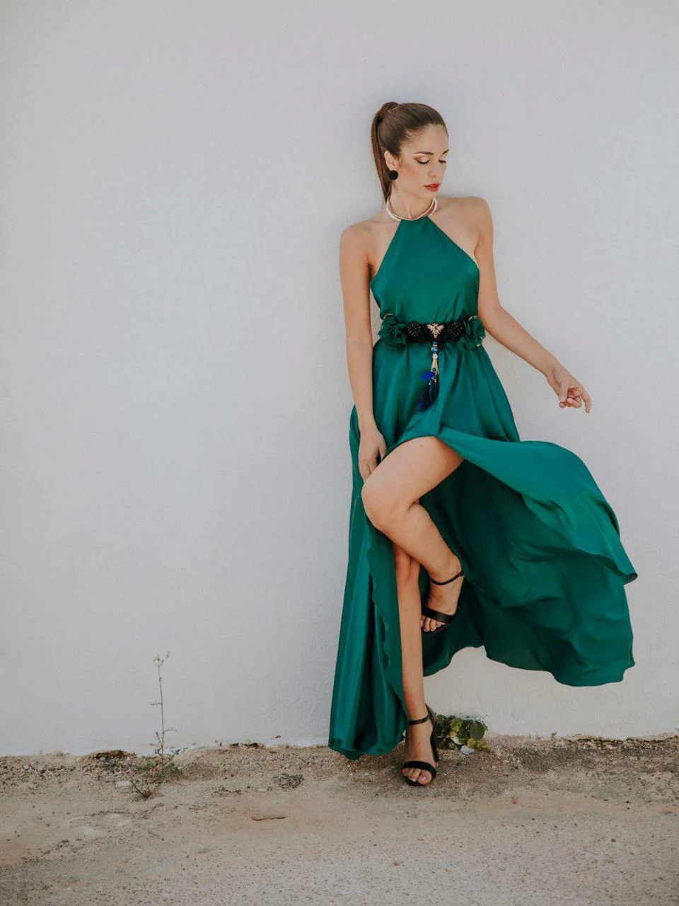 04. Abito Red Carpet lungo in satin verde con scollo americano e spacco - PREORDINA - immagine 5