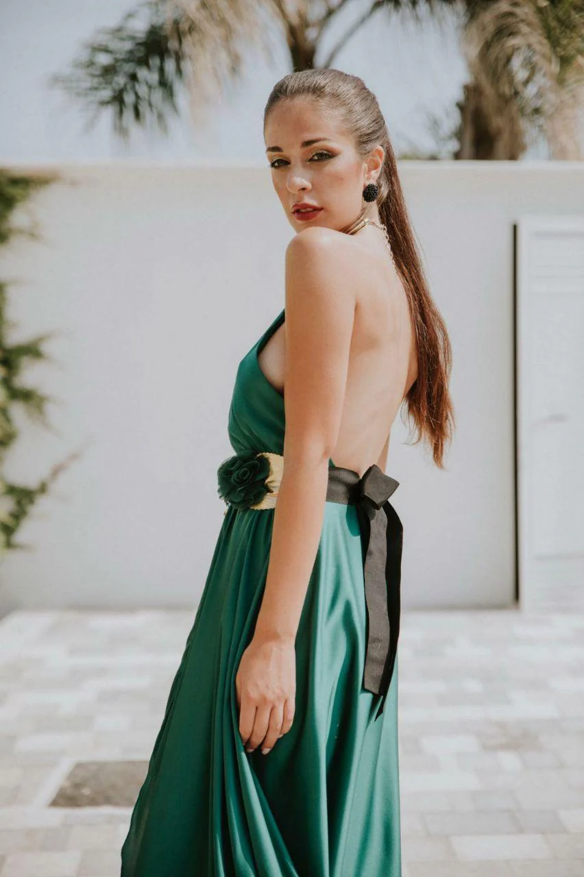 04. Abito Red Carpet lungo in satin verde con scollo americano e spacco - PREORDINA - immagine 6