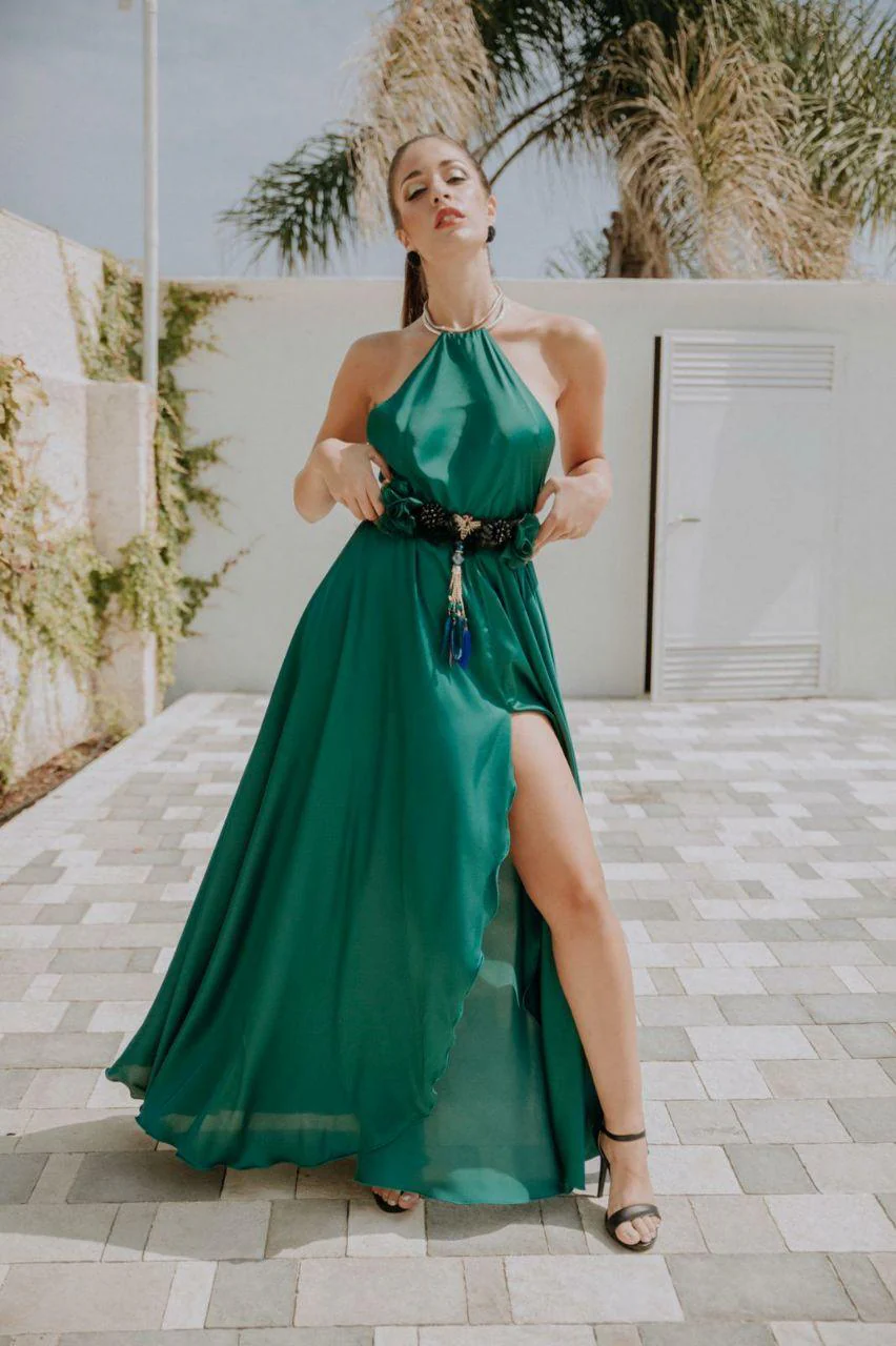 04. Abito Red Carpet lungo in satin verde con scollo americano e spacco - PREORDINA - immagine 7