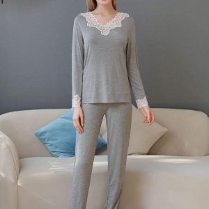 Pigiama donna modello Elegance & Comfort serie Chic con Scollo a V – Viscosa e Pizzo –