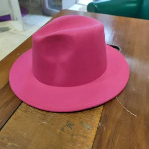 Cappello fucsia e nero a falda larga stile jazz