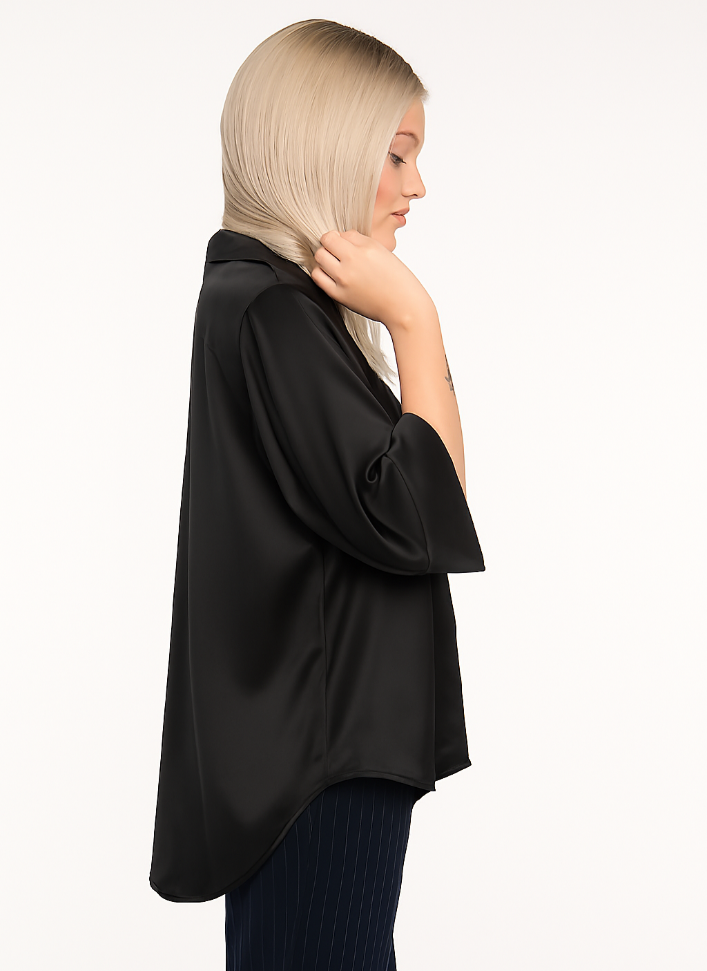 Blusa satinata donna colore nero satinata con maniche a tre quarti - immagine 4