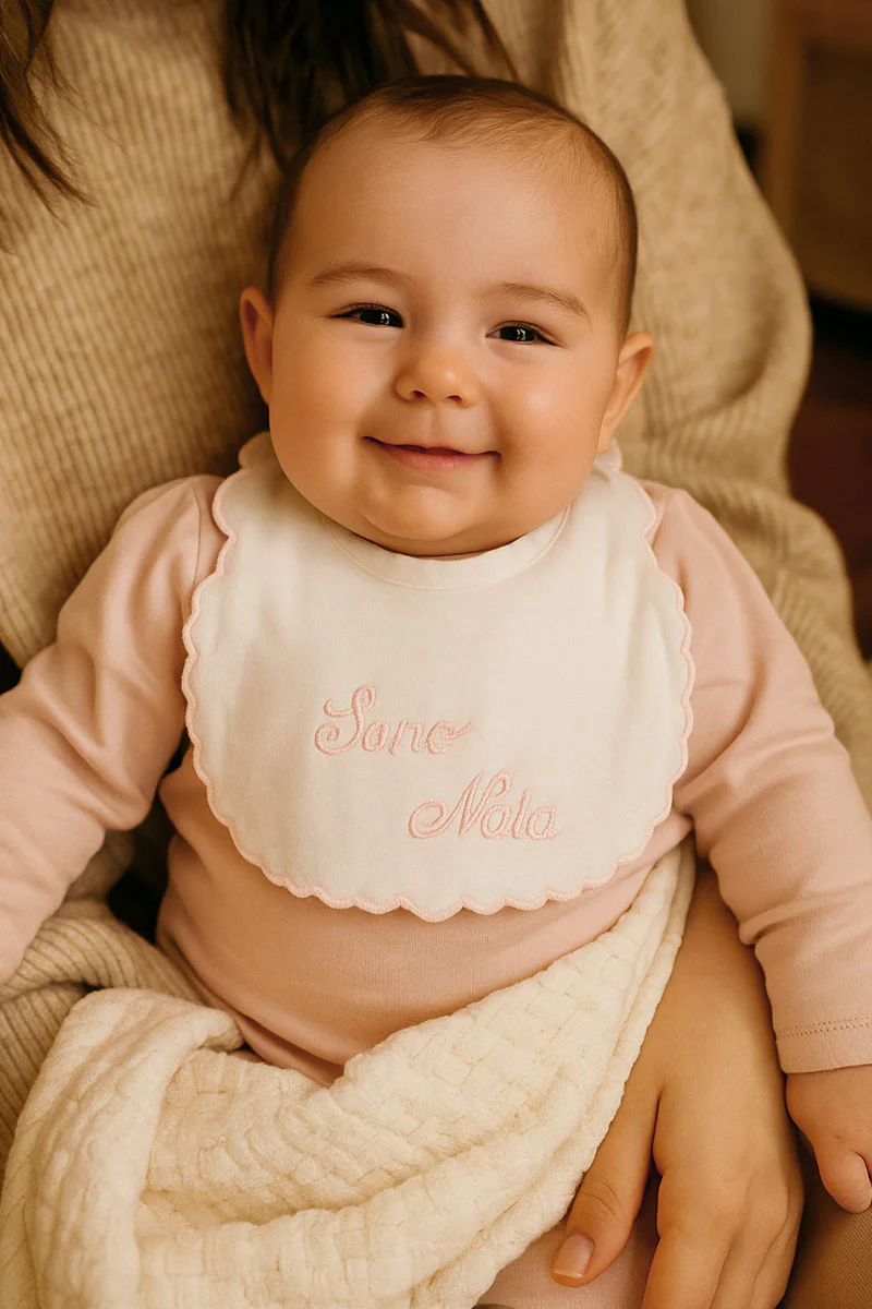 Bavetta neonato in cotone con ricamo "Sono Nato" - immagine 6