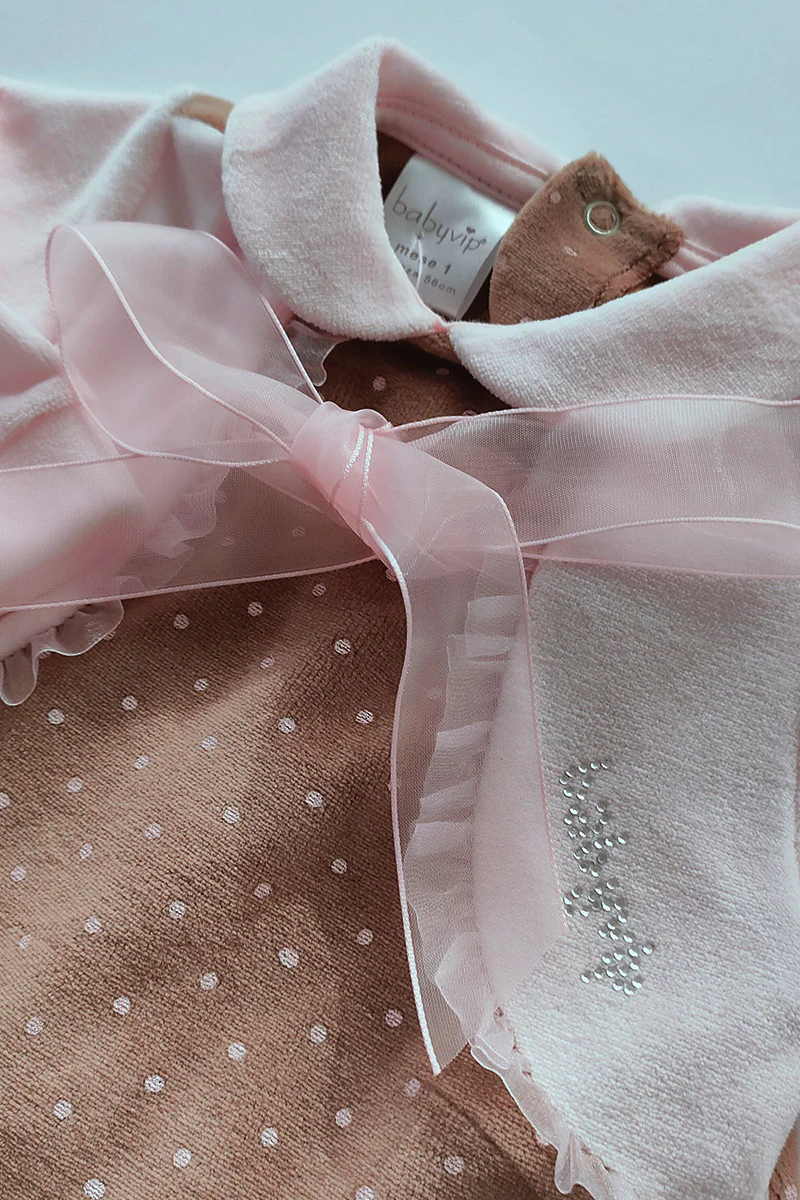 Tutina neonata in ciniglia fantasia a pois con fiocco e strass - immagine 3