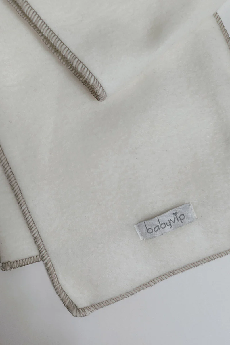 Sciarpa con etichetta Babyvip e profili in contrasto in differenti varianti - immagine 3