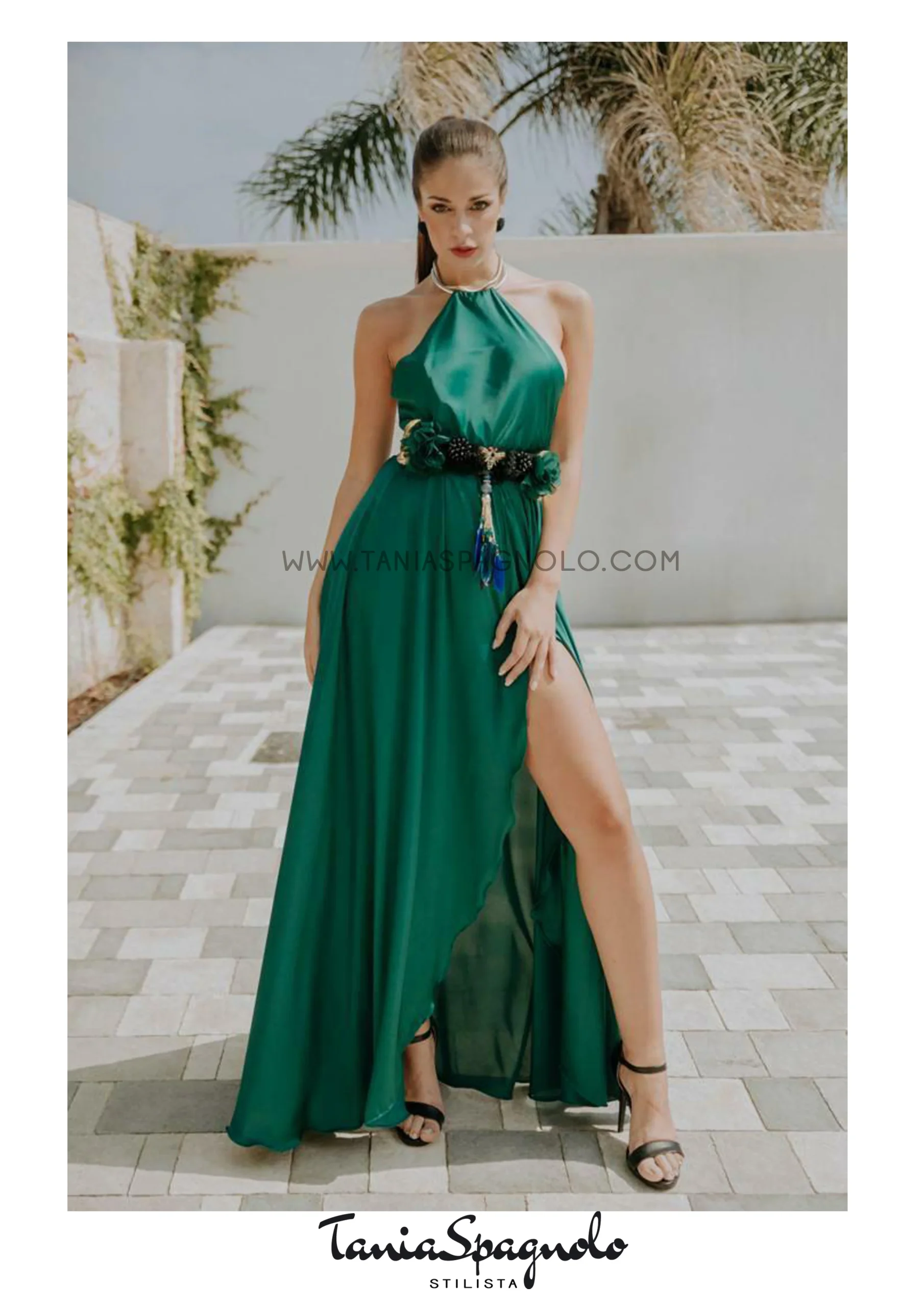 04. Abito Red Carpet lungo in satin verde con scollo americano e spacco - PREORDINA