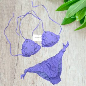 Bikini a triangolo con pizzo San Gallo colore viola chiaro taglia 48/XXL