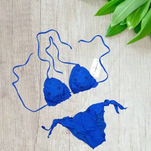 Bikini a triangolo con pizzo San Gallo colore blu elettrico taglia 40/S