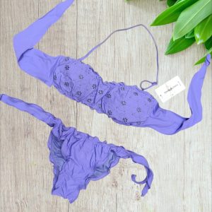 Bikini a fascia con pizzo San Gallo colore viola chiaro taglia 46/XL