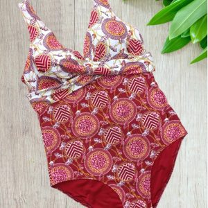 Costume intero modello geometrico colore rosso e bianco in taglia 52/4XL
