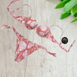 Bikini a balconcino modello fascia in colore rosa antico e fantasia di fiori in bianco taglia 48/XXL