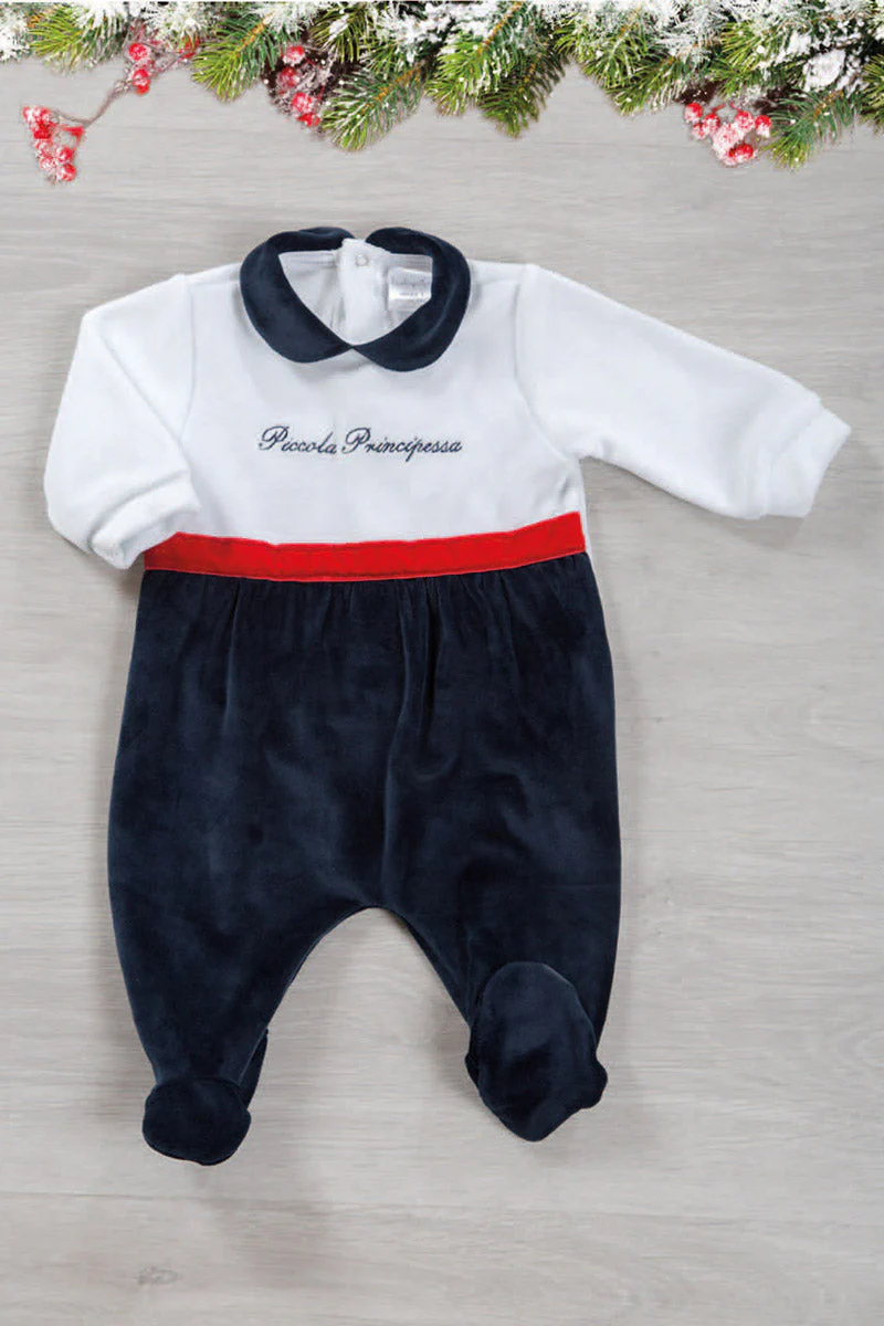 Tutina neonata in ciniglia con ricamo "Piccola Principessa" e nastro in velluto rosso - immagine 3