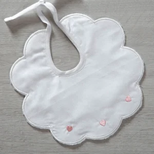 Bavetta neonato in cotone batista con ricamo "cuore"