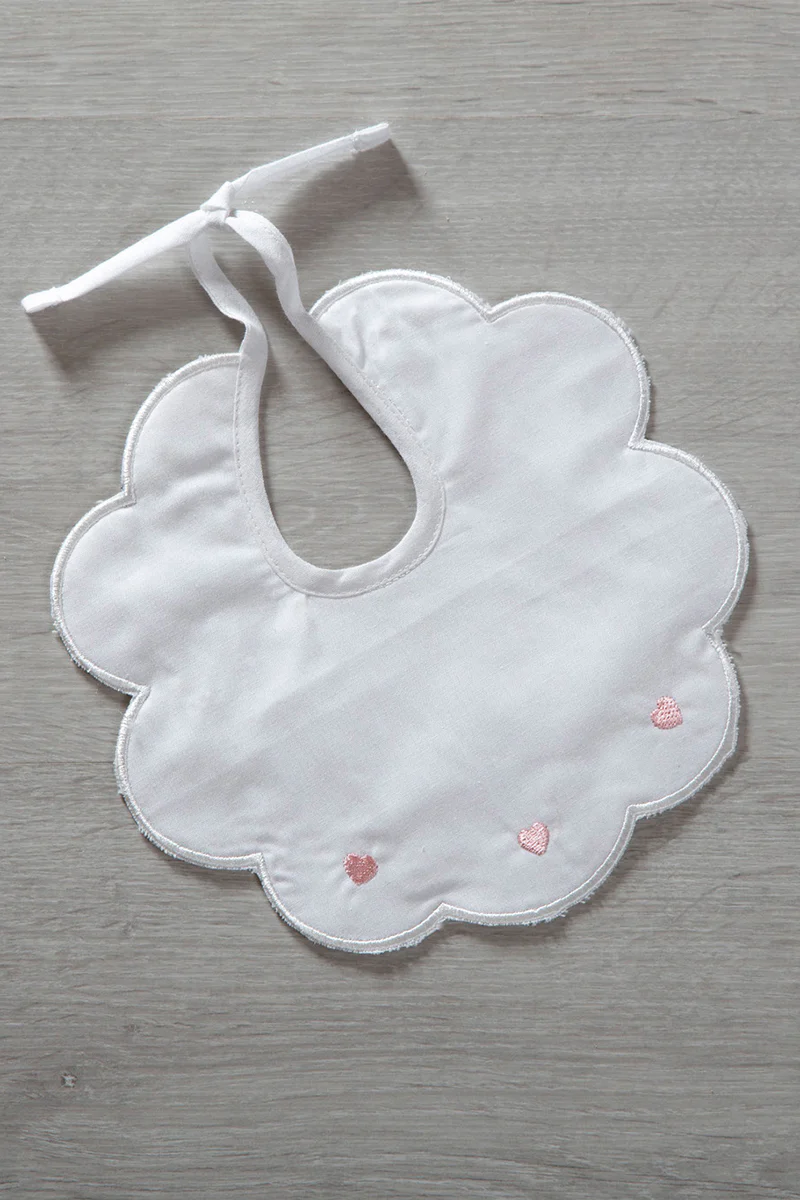 Bavetta neonato in cotone batista con ricamo "cuore" - immagine 2