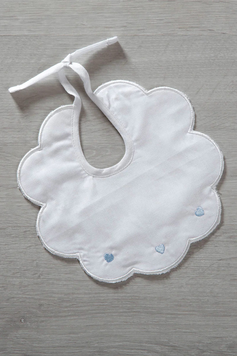 Bavetta neonato in cotone batista con ricamo "cuore" - immagine 3
