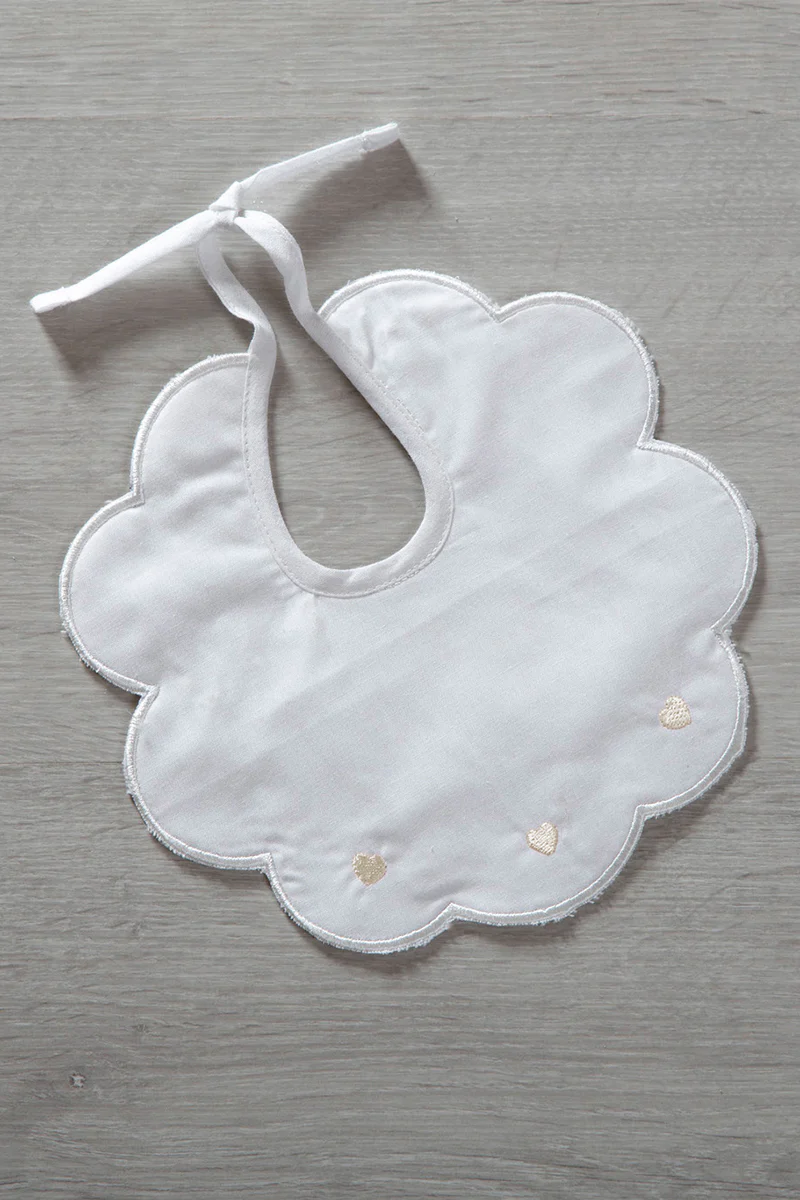 Bavetta neonato in cotone batista con ricamo "cuore" - immagine 4