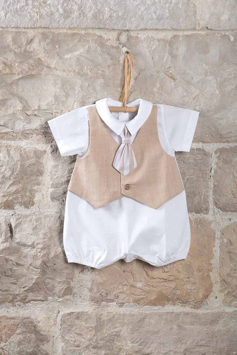 Pagliaccetto in tela di cotone con gilet applicato in tessuto effetto lino e cravattino rigato - immagine 2