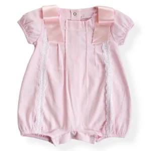 Pagliaccetto in tela a navetta con pieghette, pizzo applicato e fiocchi in raso su spalla