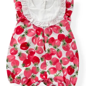 Pagliaccetto in tela di cotone organico fantasia fragole con taglio carrè e balza