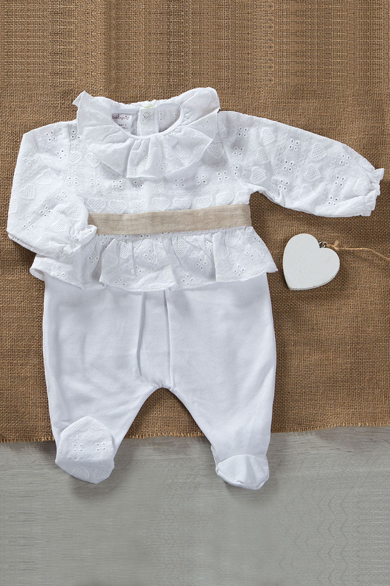 Tutina in piquet con inserti e balze arricciate in pizzo sangallo e cintura in tessuto effetto lino annodata sul retro con fiocco