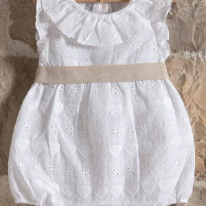 Pagliaccetto in pizzo sangallo con balza allo scollo - alette e cintura in tessuto effetto lino annodato sul retro con fiocco