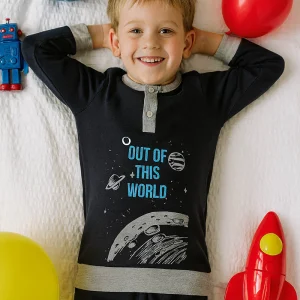 Pigiama in caldo cotone con stampa, fenda e bordi in contrasto