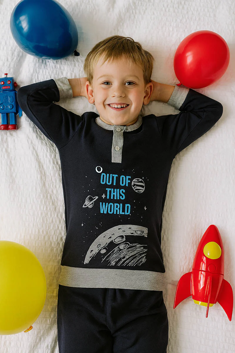 Pigiama in caldo cotone con stampa, fenda e bordi in contrasto