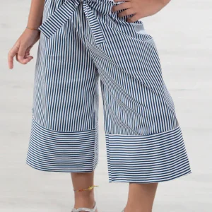 Pantalone modello culotte in tela di cotone rigata con cintura in tessuto e taglio sul fondo