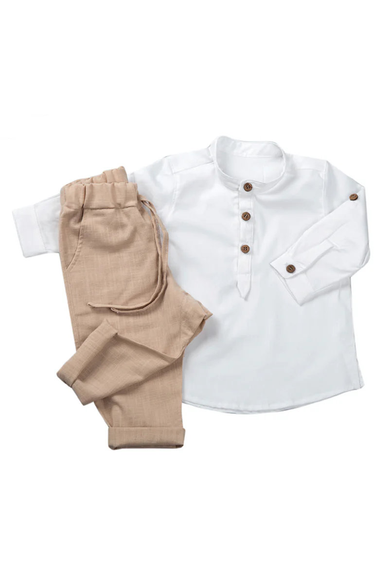 Completo 2 pezzi: Camicia in tela di cotone con collo coreana, fenda e bottoncini in contrasto + pantalone modello morbido con coulisse e tasche - immagine 3