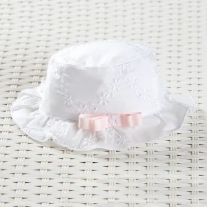 Cappellino in tela di cotone ricamata con rouches e fiocco con applicazione