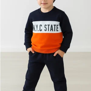 Completo in felpa garzata con tagli e stampa e pantalone con tasche
