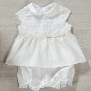 Completo 2 pezzi in raso con inserto in tessuto ricamato in rilievo, nastro in gros grain con fli in oro, taglio con arricciatura e tulle sovrapposto