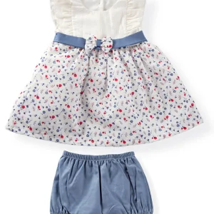 Vestitino in tela di cotone con balze, inserto fantasia floreale, cintura in tela jeans con fiocco applicato e mutandina abbinata in tela jeans