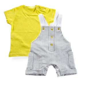 Completo 2 pezzi: T-shirt e salopette in cotone rigato con tasche fenda e risvolti sul fondo