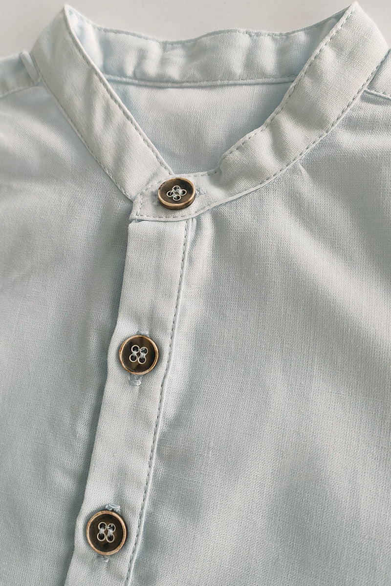 Camicia in tela di cotone con collo coreano, fenda e bottoncini in contrasto - immagine 3