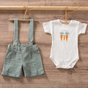 Completo 2 pezzi in cotone organico - Body mezza manica con stampa e bermuda con bretelle in mussola