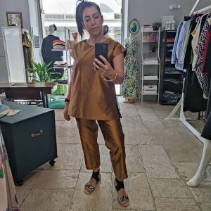 COMPLETO TIAKI SHANTUNG 100% SETA BRONZO