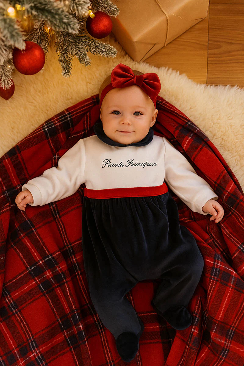 Tutina neonata in ciniglia con ricamo "Piccola Principessa" e nastro in velluto rosso - immagine 2