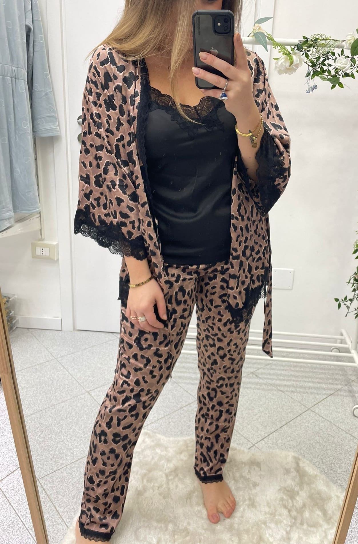 Pigiama donna in raso tre pezzi fantasia leopardato - immagine 3